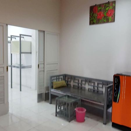 Buorana Hostel Chonburi Bagian luar foto