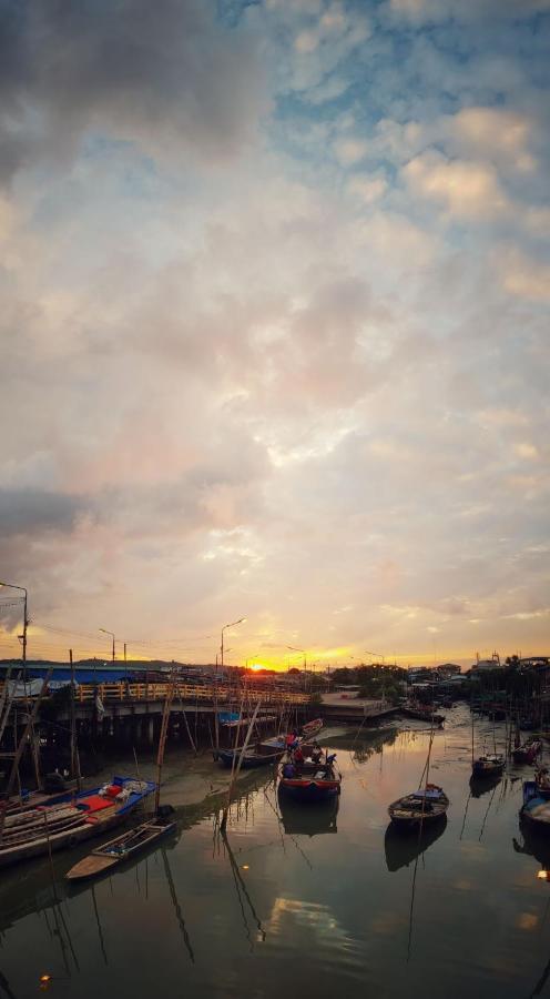 Buorana Hostel Chonburi Bagian luar foto